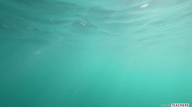 Снимает в море под водой голую худышку крупным планом