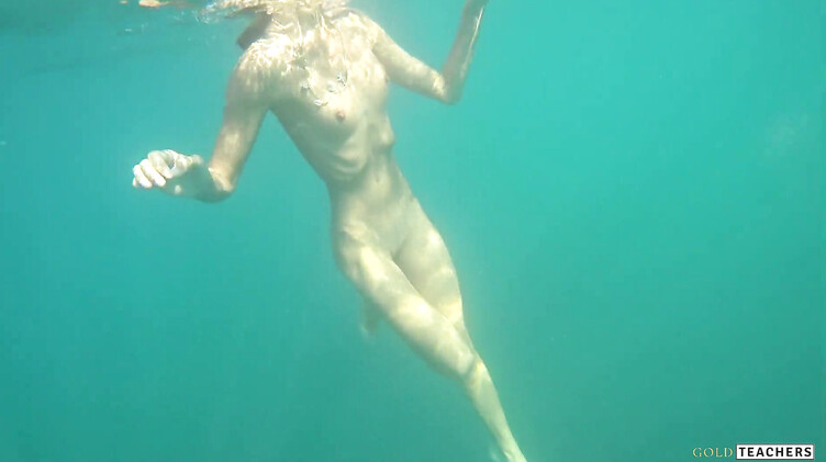 Снимает в море под водой голую худышку крупным планом