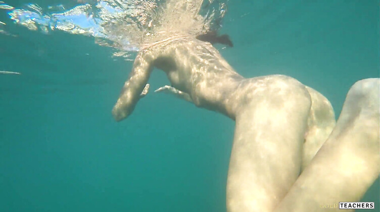 Снимает в море под водой голую худышку крупным планом