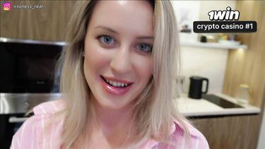 Дерет сводную сестру раком с ремнем на шее