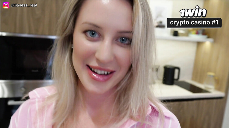 Дерет сводную сестру раком с ремнем на шее