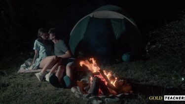 Романтический секс студентов у ночного костра в летнем лагере