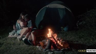 Романтический секс студентов у ночного костра в летнем лагере