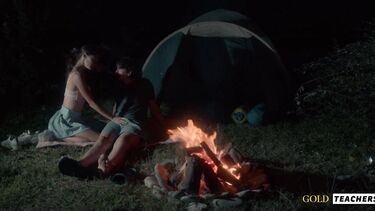 Красивый секс: Романтический секс студентов у ночного костра в летнем лагере