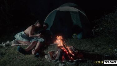 Романтический секс студентов у ночного костра в летнем лагере