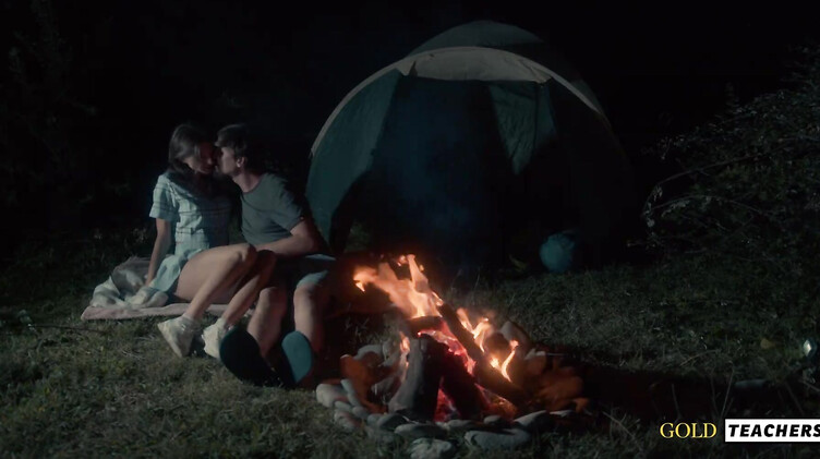 Романтический секс студентов у ночного костра в летнем лагере