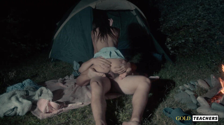 Романтический секс студентов у ночного костра в летнем лагере