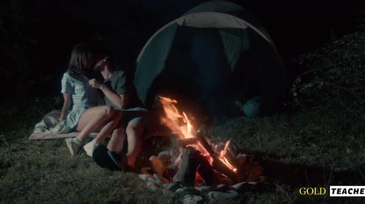 Романтический секс студентов у ночного костра в летнем лагере