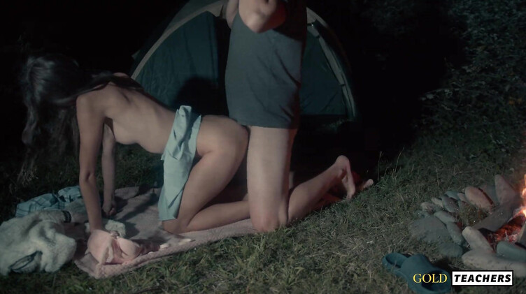 Романтический секс студентов у ночного костра в летнем лагере