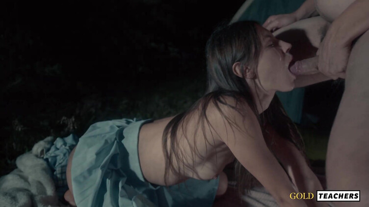 Романтический секс студентов у ночного костра в летнем лагере