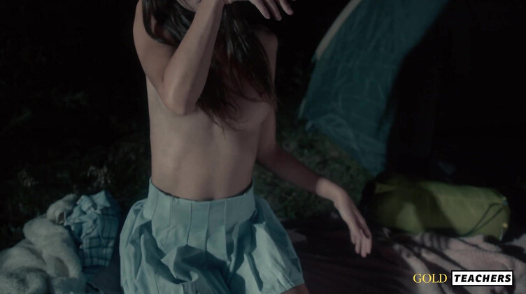 Романтический секс студентов у ночного костра в летнем лагере