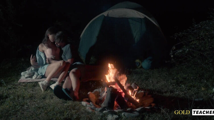 Романтический секс студентов у ночного костра в летнем лагере