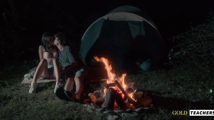 Романтический секс студентов у ночного костра в летнем лагере