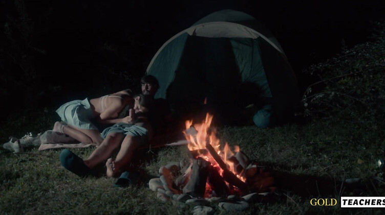 Романтический секс студентов у ночного костра в летнем лагере