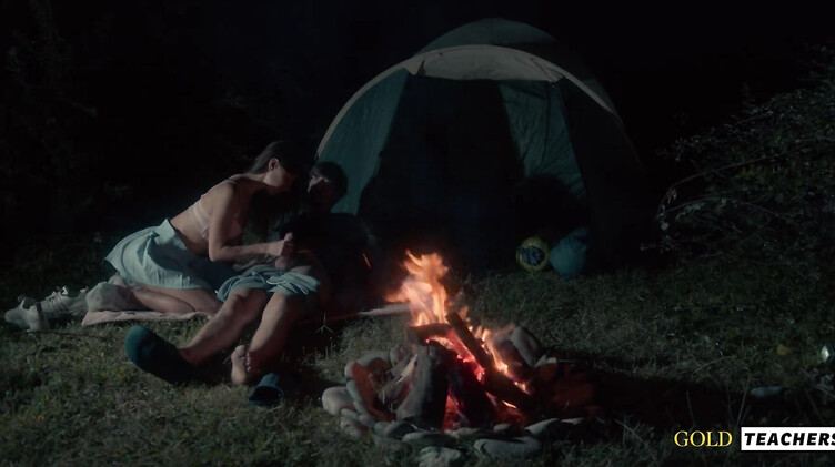 Романтический секс студентов у ночного костра в летнем лагере