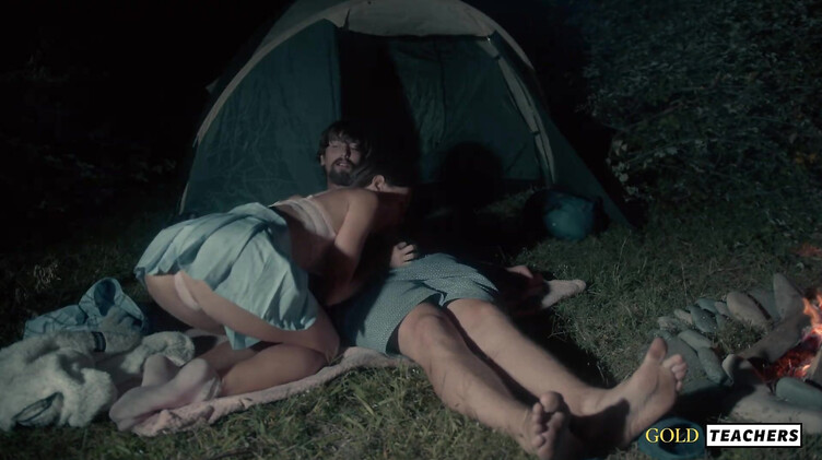 Романтический секс студентов у ночного костра в летнем лагере