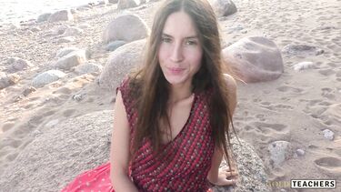 Худенькая девушка в платье сделала парню POV минет на пляже