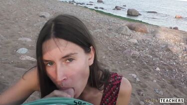 Худенькая девушка в платье сделала парню POV минет на пляже