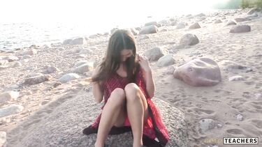 Худенькая девушка в платье сделала парню POV минет на пляже