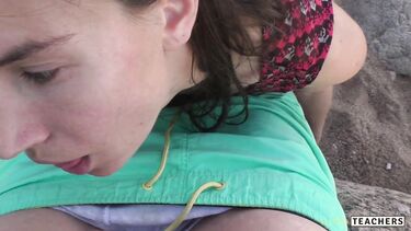 Худенькая девушка в платье сделала парню POV минет на пляже