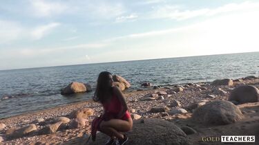 Худенькая девушка в платье сделала парню POV минет на пляже