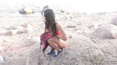 Худенькая девушка в платье сделала парню POV минет на пляже