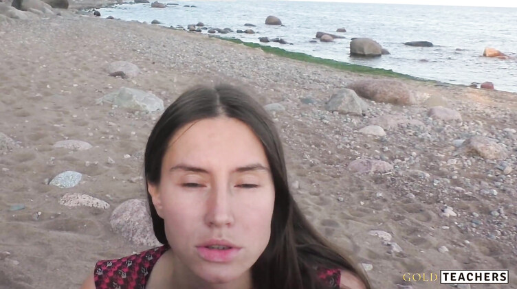 Худенькая девушка в платье сделала парню POV минет на пляже