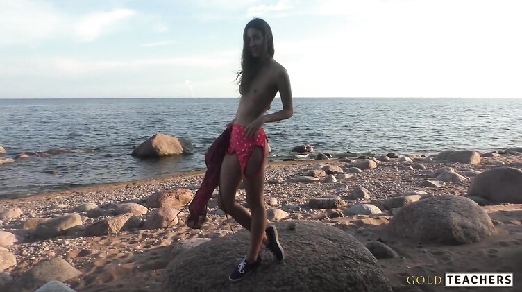 Худые: Худенькая девушка в платье сделала парню POV минет на пляже