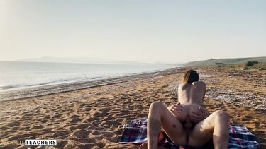 Экстремальная русская пара наслаждается красивым сексом на пляже