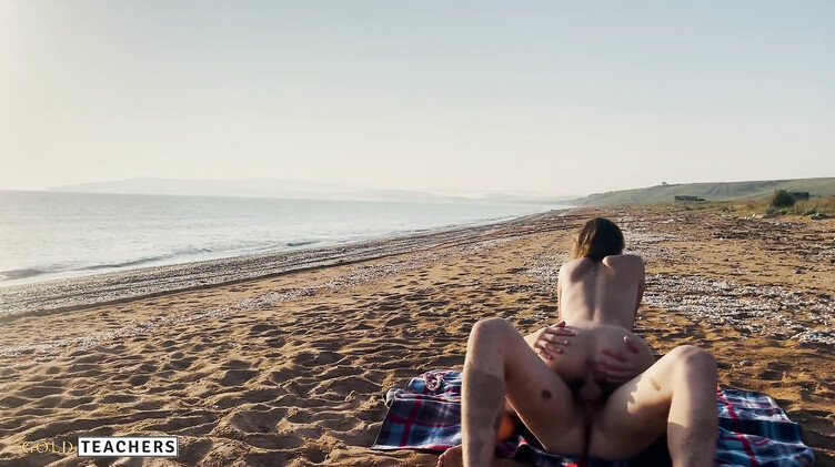 Экстремальная русская пара наслаждается красивым сексом на пляже