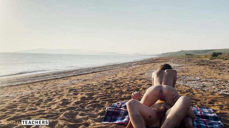 Экстремальная русская пара наслаждается красивым сексом на пляже
