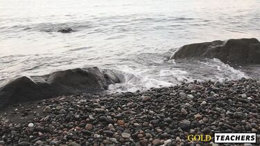 Бородатый девственник получил подарок судьбы - секс с красивой девушкой