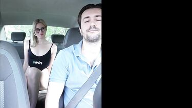 Забывчивая русская блондинка расплатилась сексом с водителем такси