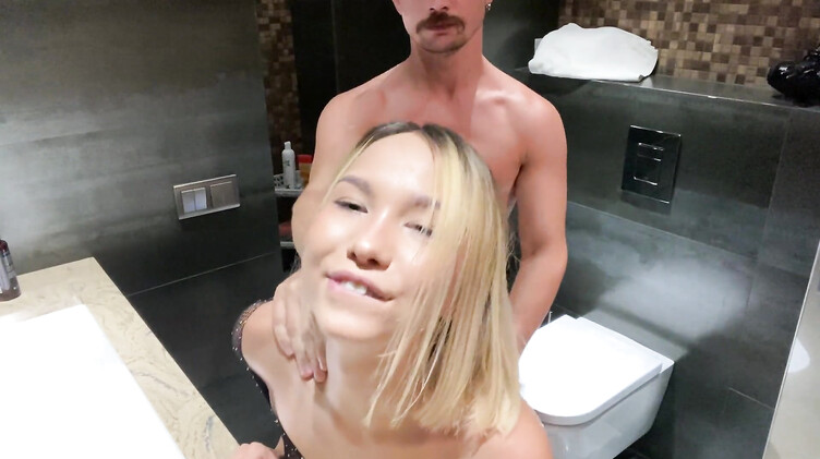 Отымел белокурую казашку в обратной наезднице на унитазе