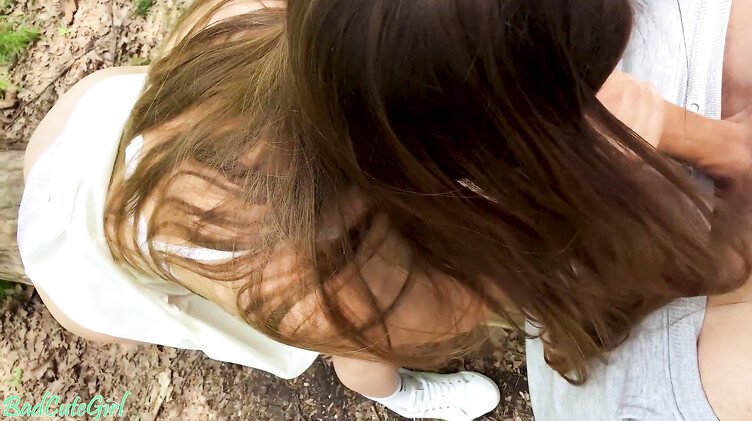 Оттрахал стройную цыпочку в парке