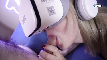 Подставил настоящий хуй вместо резинового сестре в VR очках