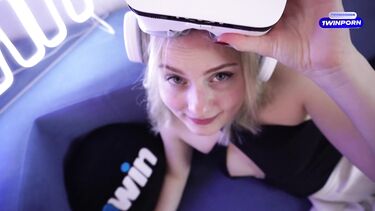 Подставил настоящий хуй вместо резинового сестре в VR очках