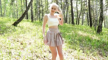 Сперма на лице блондинки: Дикий секс в лесу с русской блондинкой под мелодичное пение птичек