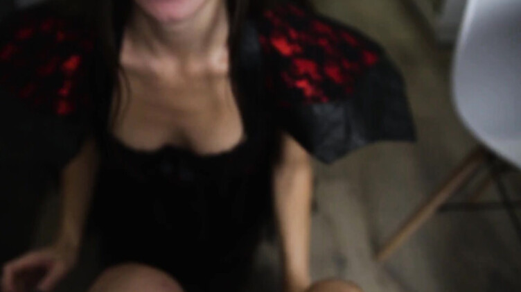 Русская ведьма оказалась на члене парня вместо вечеринки на Хэллоуин