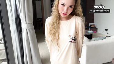 Опытный ебарь смачно отжарил 18-летнюю кудряшку с бритой киской