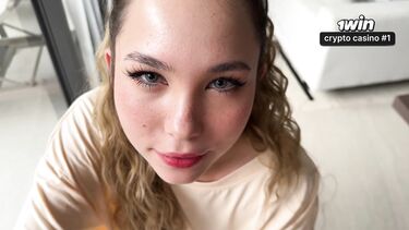 Опытный ебарь смачно отжарил 18-летнюю кудряшку с бритой киской