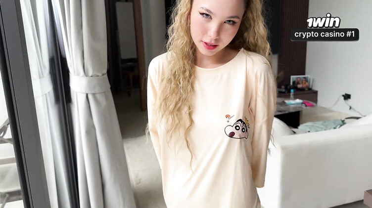 Опытный ебарь смачно отжарил 18-летнюю кудряшку с бритой киской