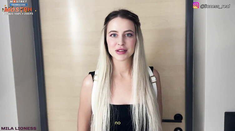 Шпилит сводную сестру, уткнув ее лицом в стекло душевой кабинки