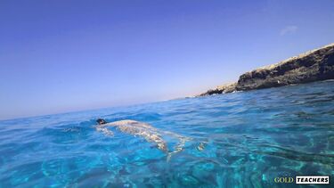 Русская с маленькими сиськами купается голышом на Кипре