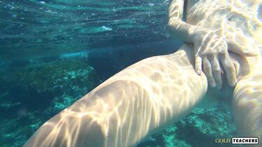 GoldTeachers: Русская с маленькими сиськами купается голышом на Кипре