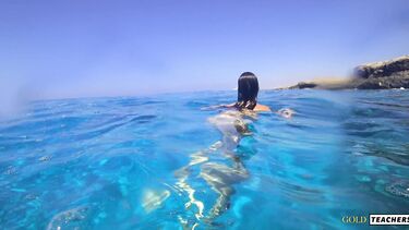 Русская с маленькими сиськами купается голышом на Кипре