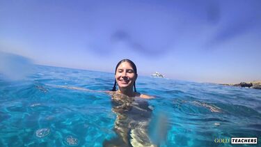 Русская с маленькими сиськами купается голышом на Кипре