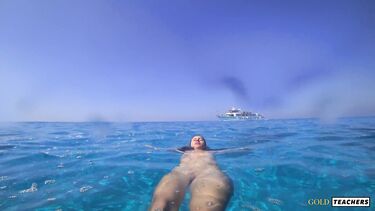 Русская с маленькими сиськами купается голышом на Кипре