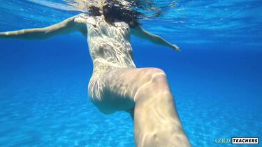 Русская с маленькими сиськами купается голышом на Кипре