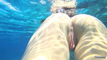 Под водой: Русская с маленькими сиськами купается голышом на Кипре